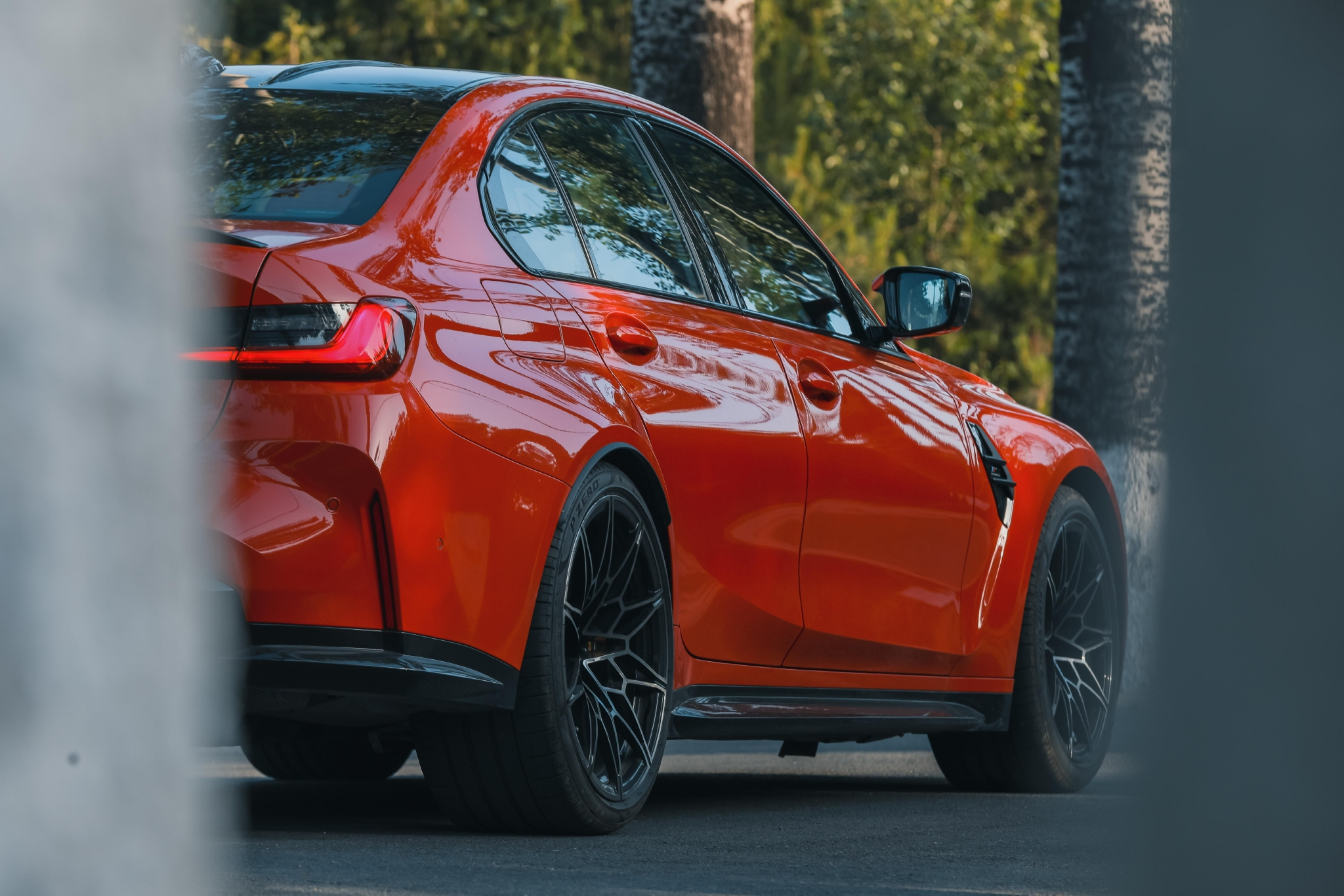 碳纤维车顶,进气口,尾翼,后扩散器以及四出的排气,这般极具挑战性