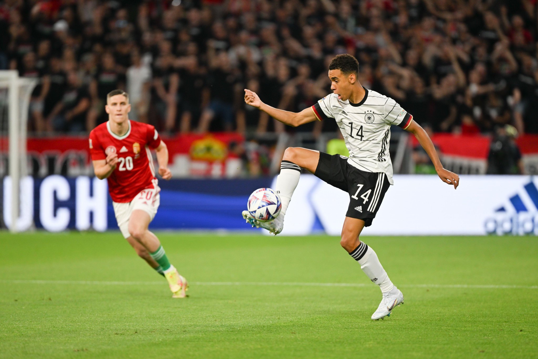 whoscored: 穆西亚拉完成了 13 次运球