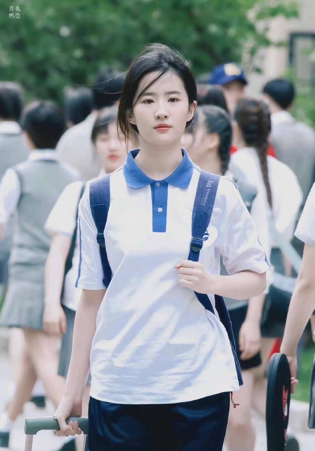 丨沈月小美女的校服写真让人飞速穿越回青春纪念册