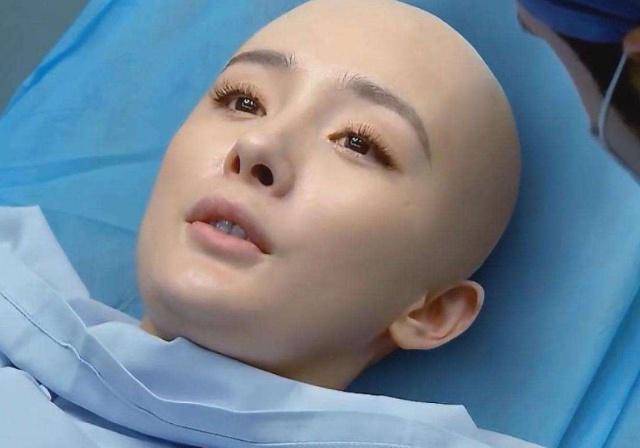 女明星挑战光头杨幂像假模特而她却是真的剃光了头发