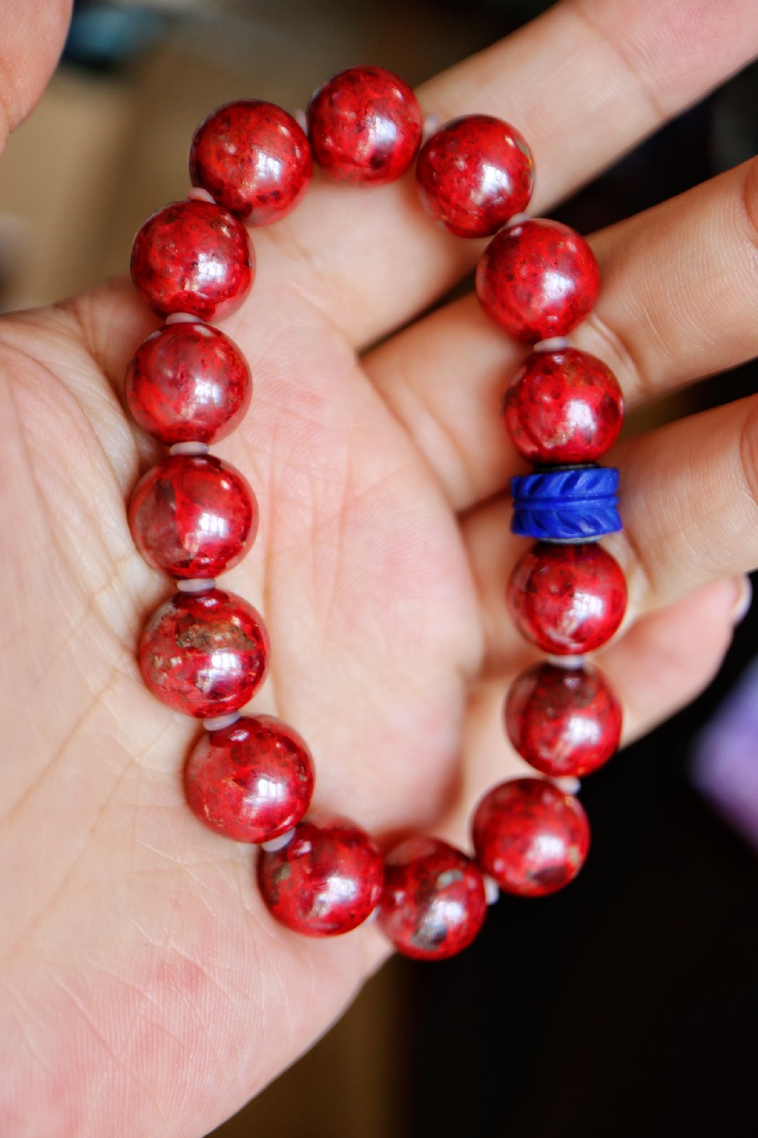 天然原矿朱砂纹路不羁,颜色自然优雅,因为多色性,永远不会是呆板的一