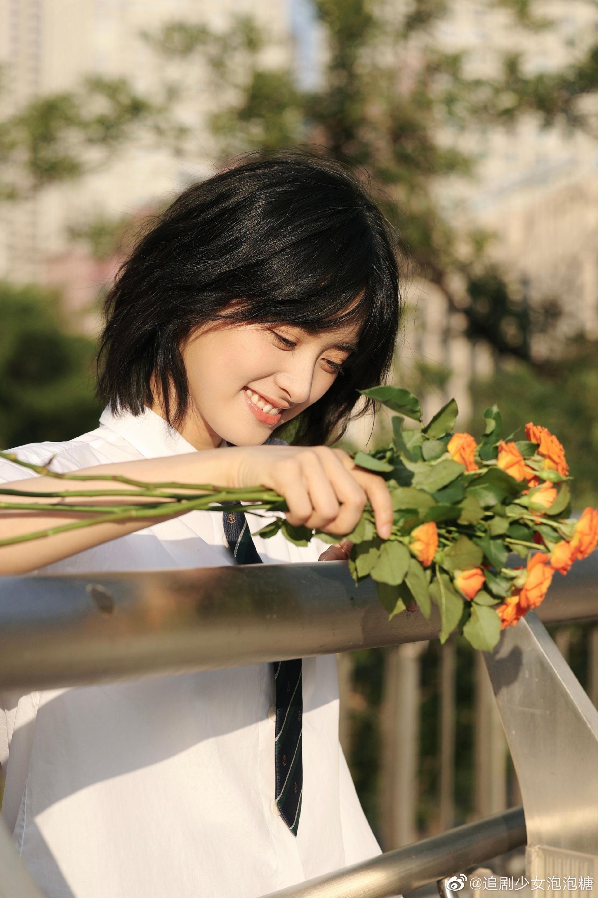 沈月分享校服造型写真,元气少女既视感……|沈月|少女_新浪新闻