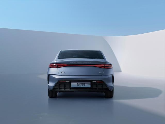 绿色赛场也内卷！三款中型运动纯电家轿谁能脱颖而出？