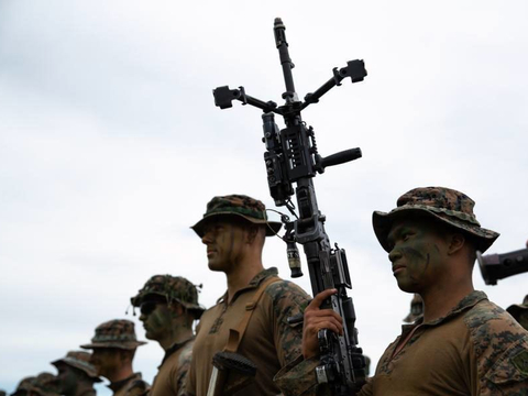 驻日美军"shinka"演习 日本陆自指挥官挥舞大枪 激励官兵士气