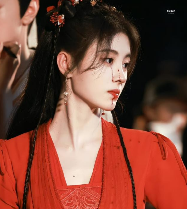 鞠婧祎《仙剑四》杀青饭拍路透，红衣战损好惊艳，期待播出休闲区蓝鸢梦想 - Www.slyday.coM