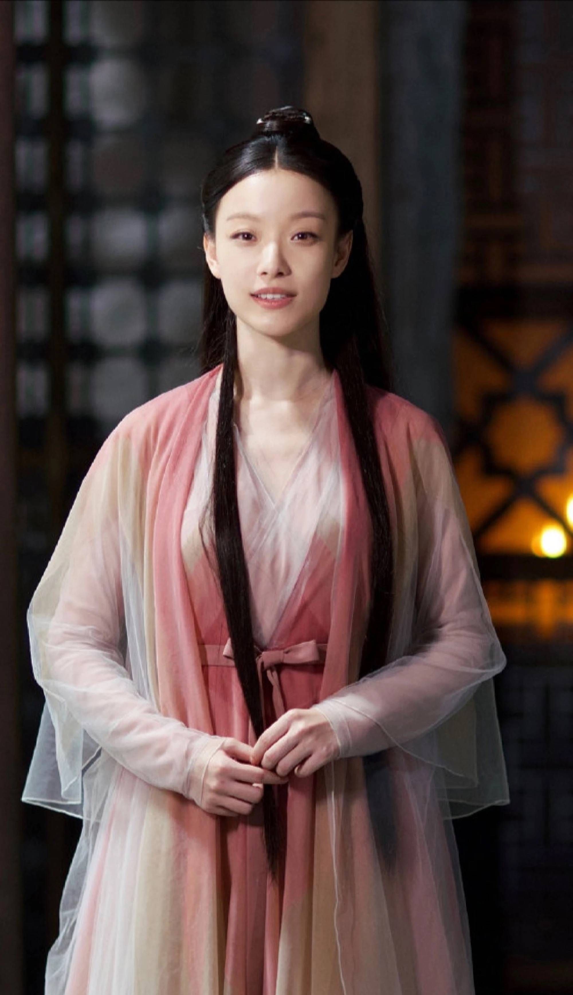 倪妮在这一点做得不错,早期的造型也尽量往灵动可爱方面靠近,但是整体