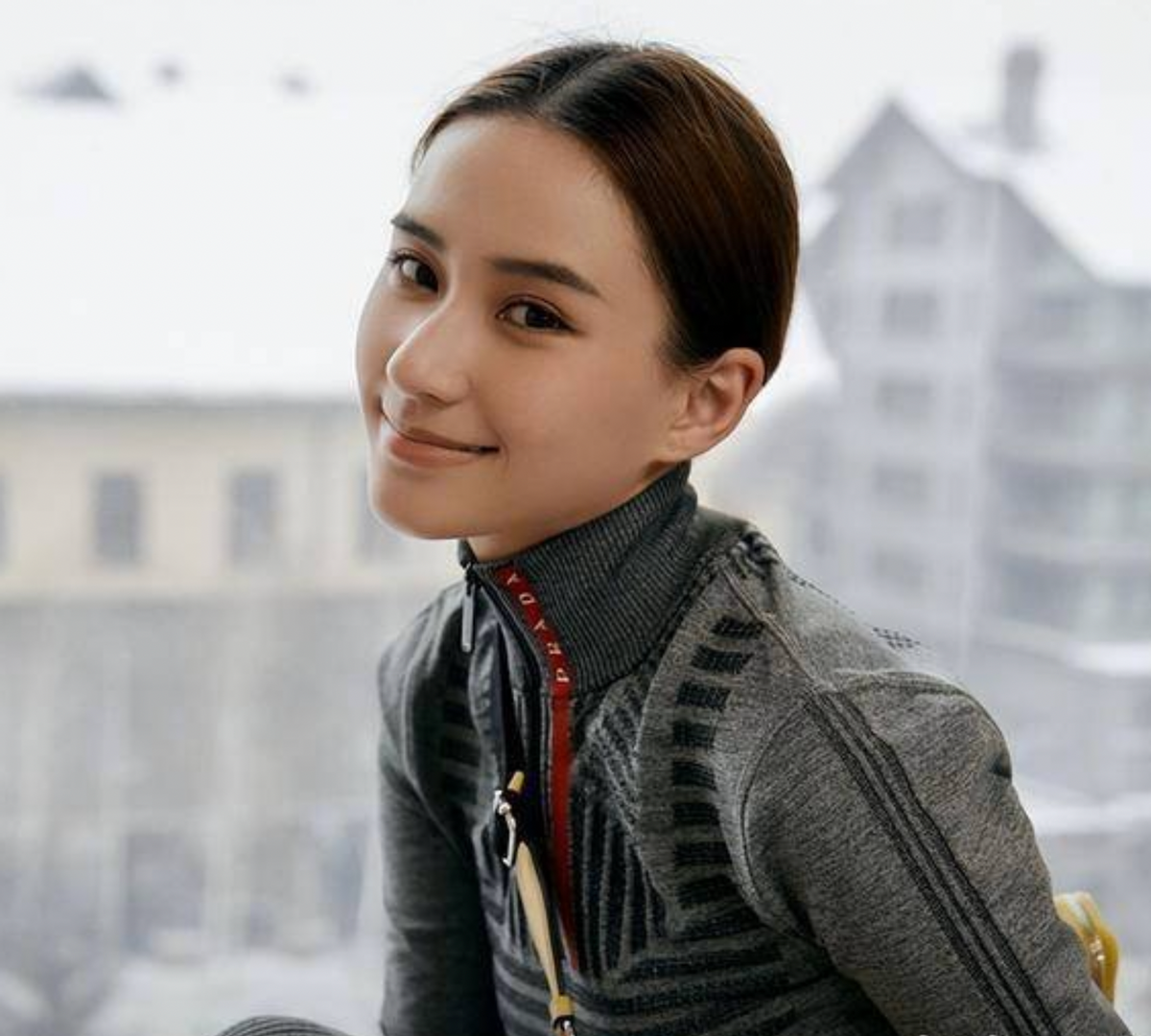 何超莲自曝父亲曾被暗杀3次！上节目保镖跟随，被禁止玩高空项目休闲区蓝鸢梦想 - Www.slyday.coM