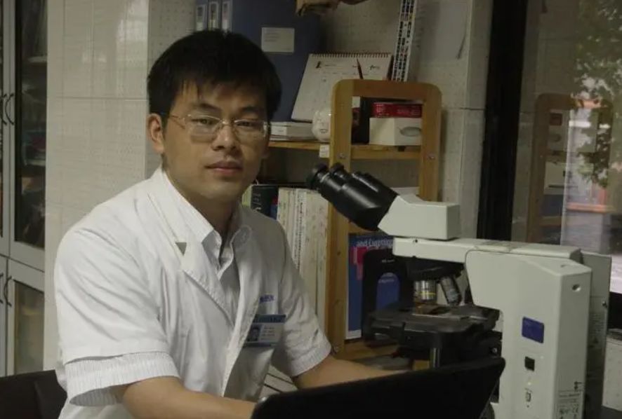 医学生晒自己大学时期，和从医十年的对比照，真的是越来越可靠了休闲区蓝鸢梦想 - Www.slyday.coM