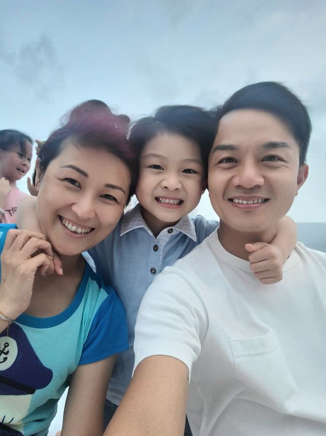 tvb艺人胡诺言带家人搭游艇出海游玩 一家五口贴脸合影似饼印