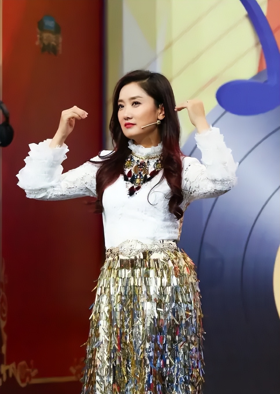 凤凰传奇玲花一身卡通装现身机场,白胖子的造型,感觉挺有童心的|玲花