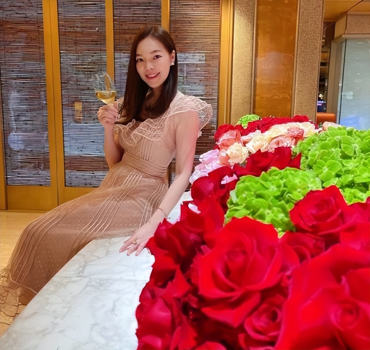 富士康老板娘真会抓人心穿衣温柔很贤惠同框大24岁老公像爷孙