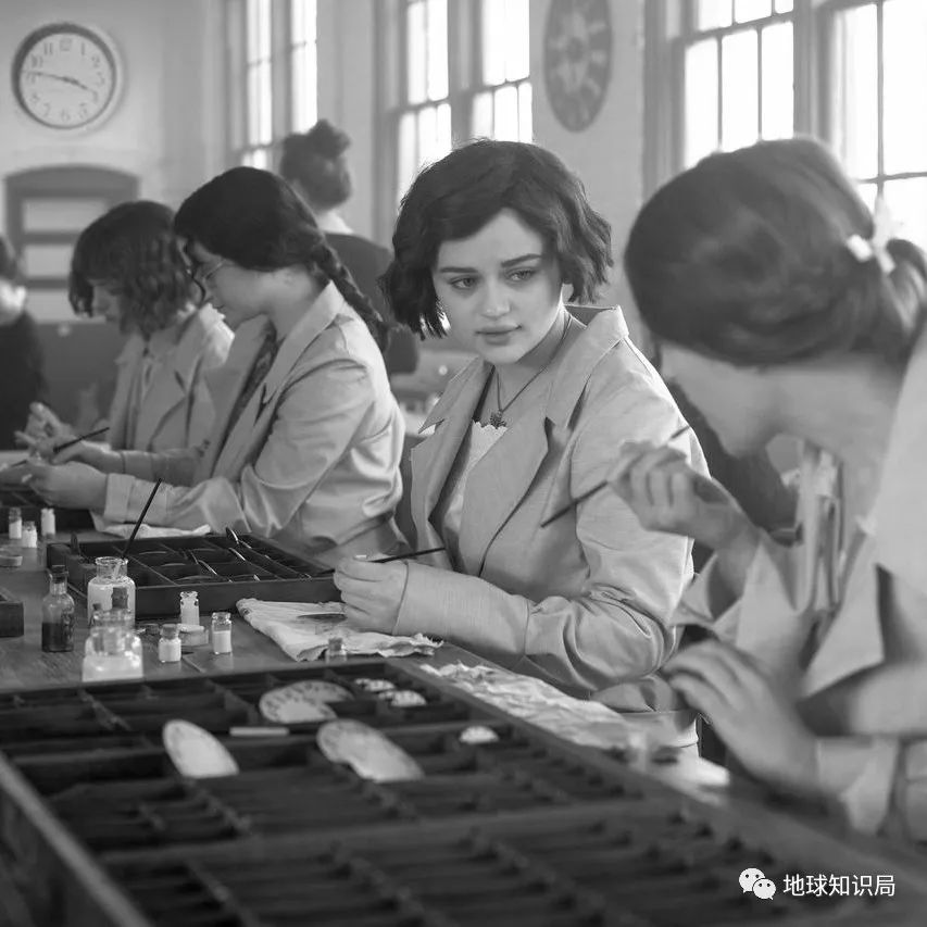 晚上下班后,她们全身都会发出萤萤绿光;还有的姑娘会把镭涂在自己牙齿