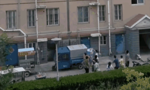 惊险！女童头卡防盗窗悬挂4楼窗外，山东小哥穿拖鞋徒手爬3层楼搭救休闲区蓝鸢梦想 - Www.slyday.coM