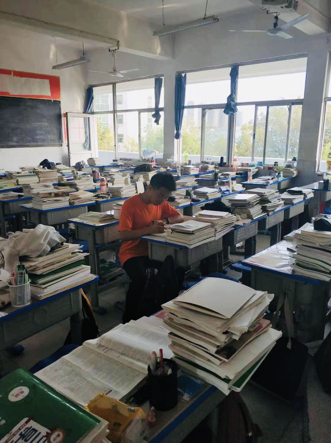 2021年10月，冯肖在复读学校的教室里学习。受访者供图