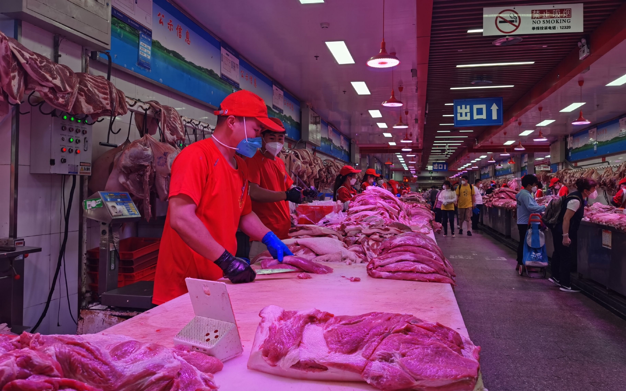 新发地猪肉大厅,现场交易的猪肉明显比前一段时间要多.