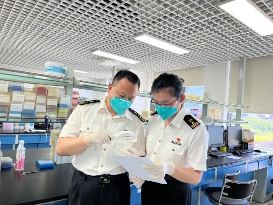 北京海关所属亦庄海关关员对某生物医药公司出口的特殊物品进行查验。