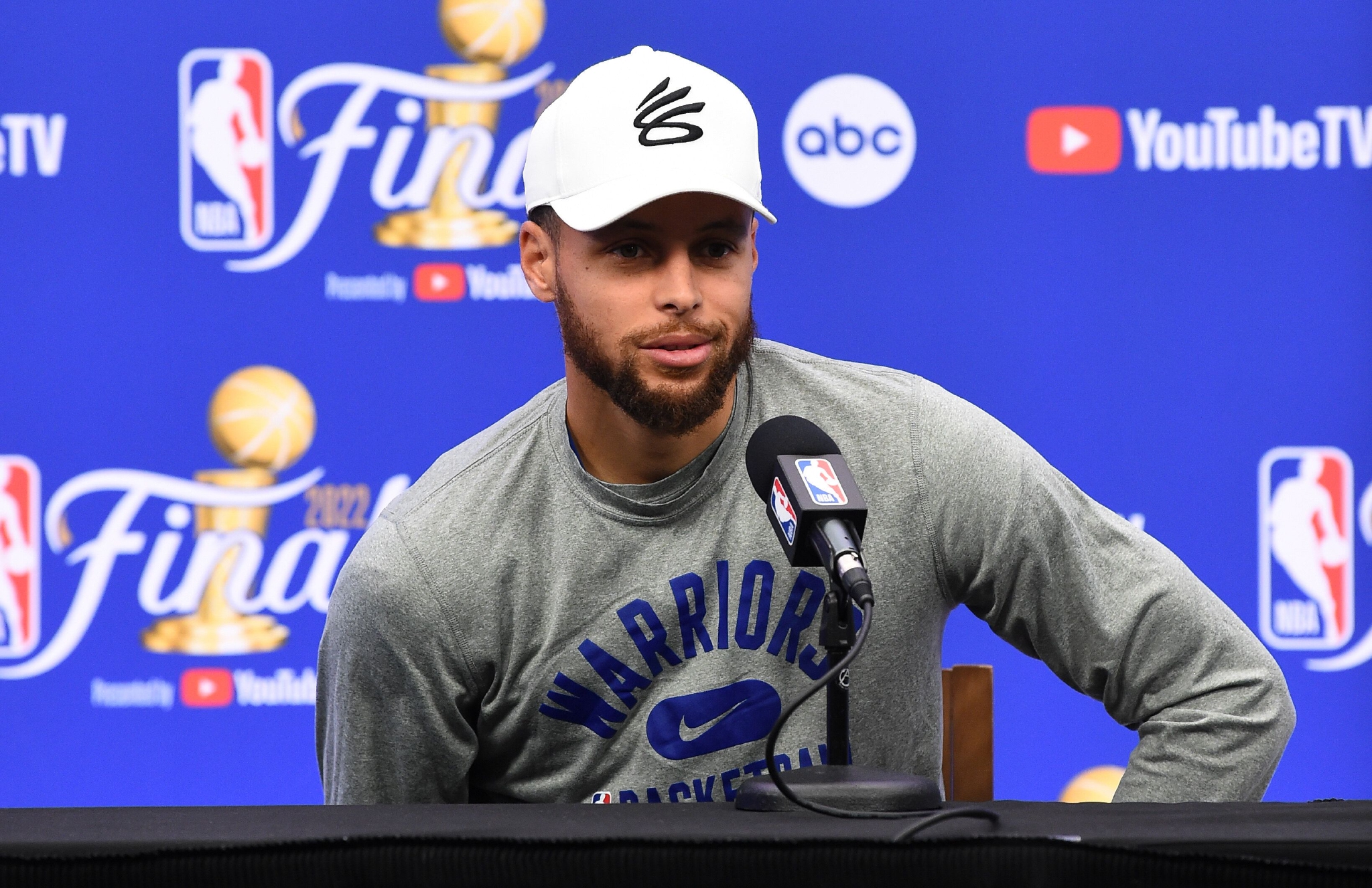 在球队训练日之后,勇士队的当家球星斯蒂芬-库里接受了媒体采访,谈到