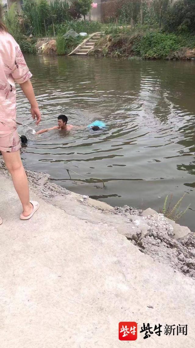 溺水者浮在水面一动不动男子毫不犹豫冲下河岸救人