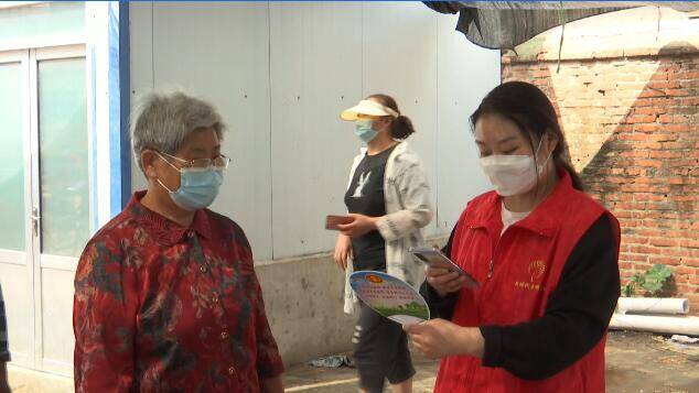 高密：一把清凉扇 破解老年人核酸检测“扫码难”