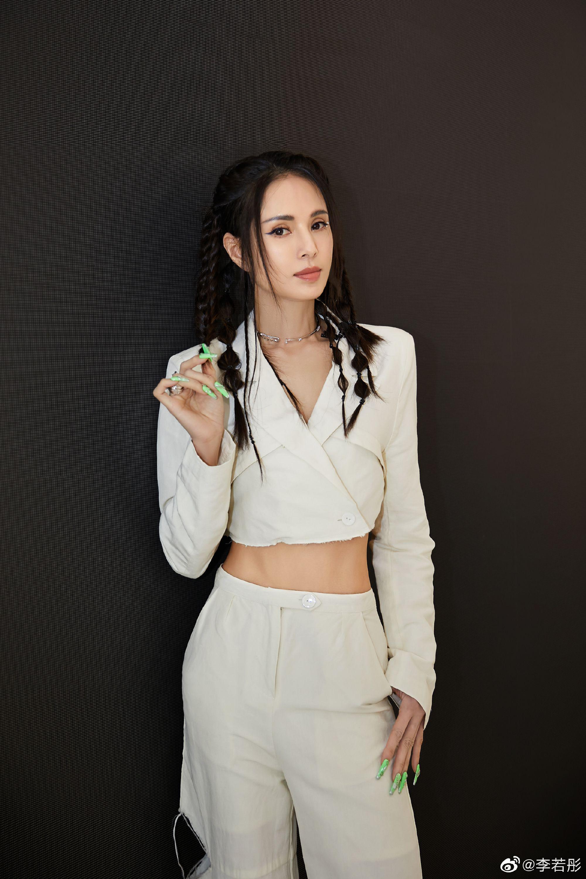李若彤全新造型大片释出短款西装搭配破洞牛仔裤满头小辫十分酷炫