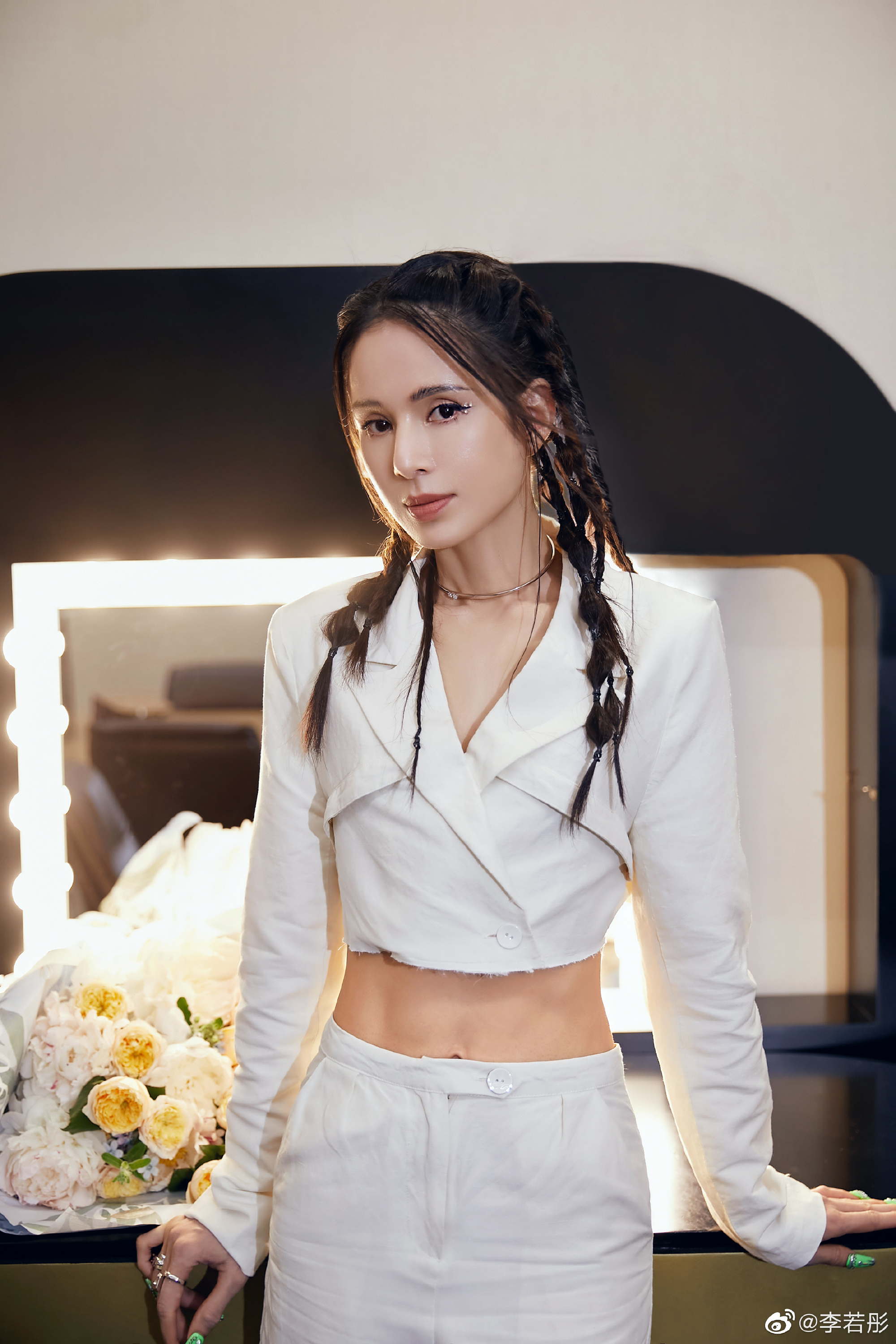 李若彤全新造型大片释出短款西装搭配破洞牛仔裤满头小辫十分酷炫
