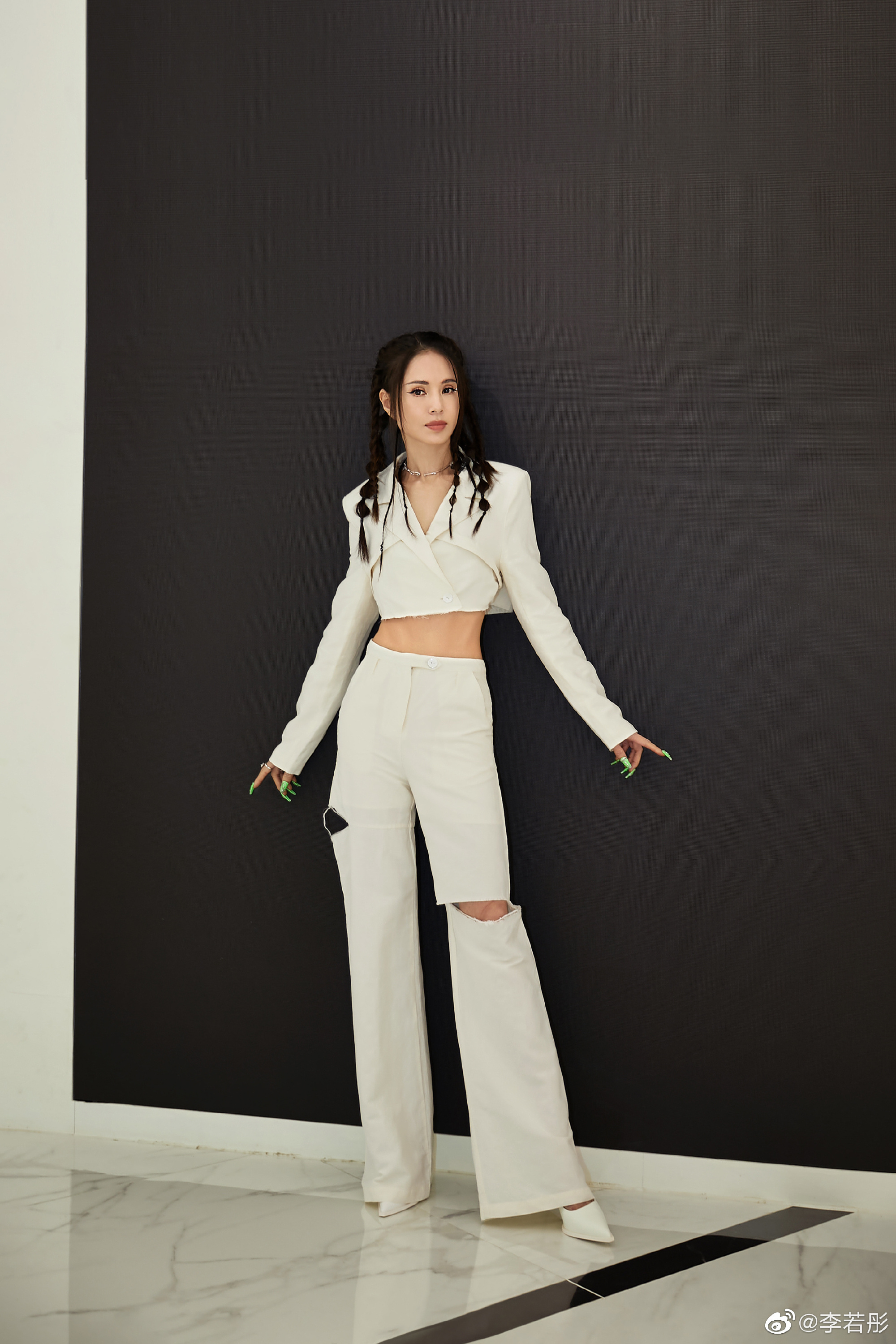 李若彤全新造型大片释出短款西装搭配破洞牛仔裤满头小辫十分酷炫