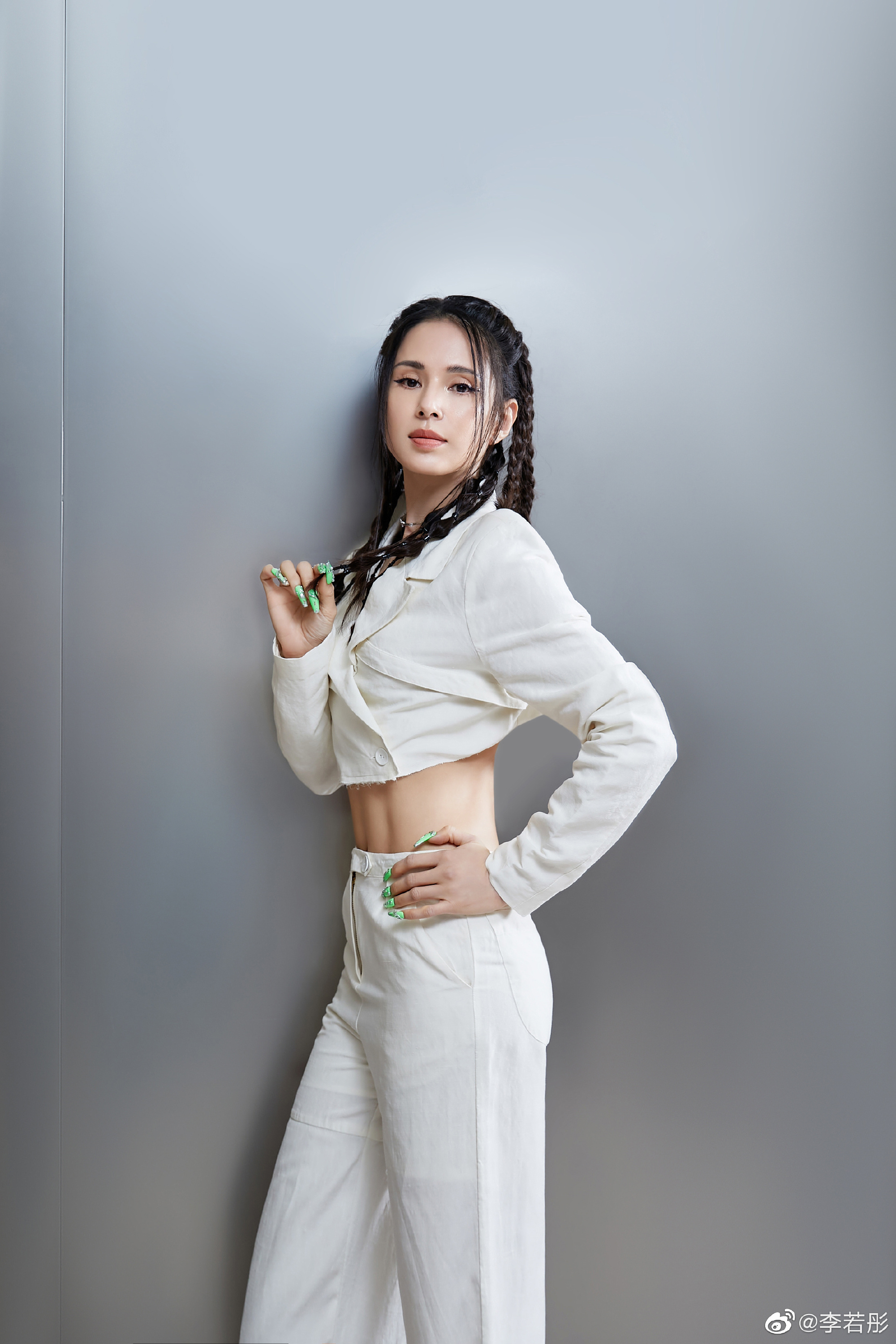 李若彤全新造型大片释出短款西装搭配破洞牛仔裤满头小辫十分酷炫