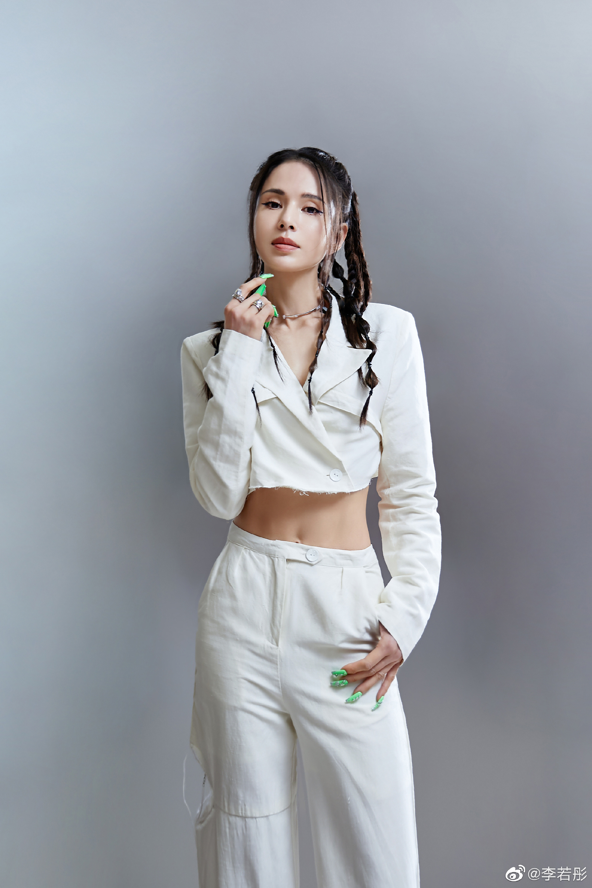 李若彤全新造型大片释出短款西装搭配破洞牛仔裤满头小辫十分酷炫