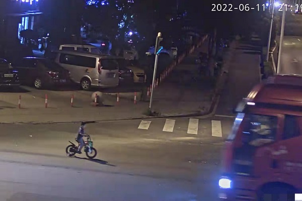 5岁男童夜晚逆向骑行2公里，被热心市民和民警发现后安全送回家中休闲区蓝鸢梦想 - Www.slyday.coM