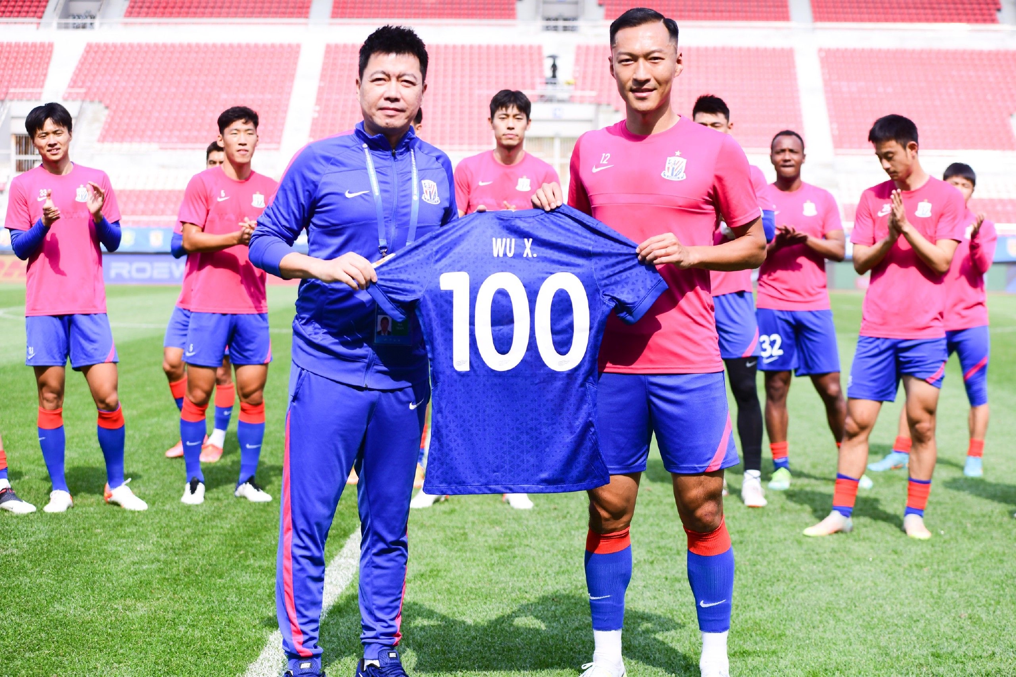 申花俱乐部为吴曦送上百场纪念球衣。