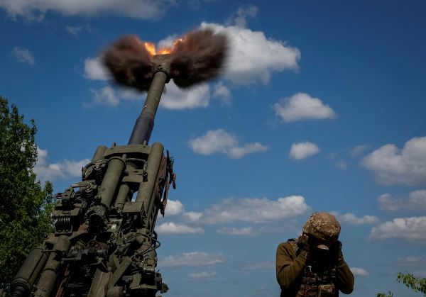 6日，乌军士兵在顿涅茨克前线使用M777榴弹炮发射炮弹。（路透社）
