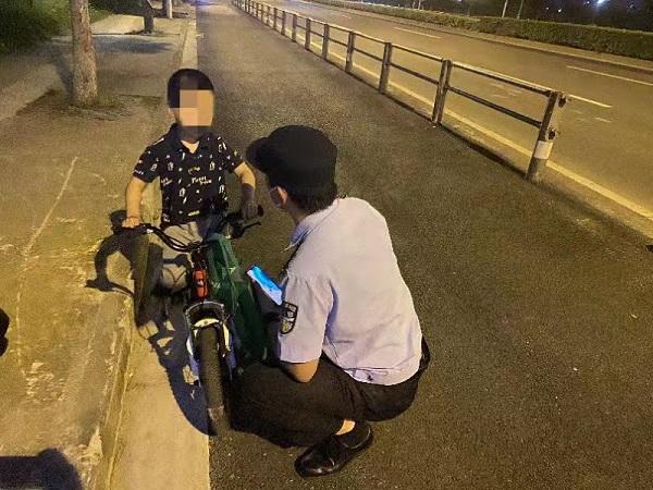 5岁男童夜晚逆向骑行2公里，被热心市民和民警发现后安全送回家中休闲区蓝鸢梦想 - Www.slyday.coM