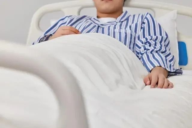 卧床休息其实,及早,正确地处理腰部扭伤,不但能加速痊愈,还能最大限度