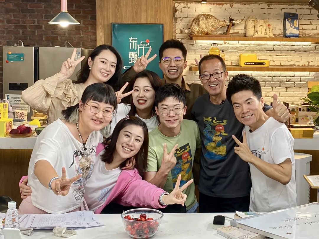 新东方在线旗下"东方甄选"直播间团队合影