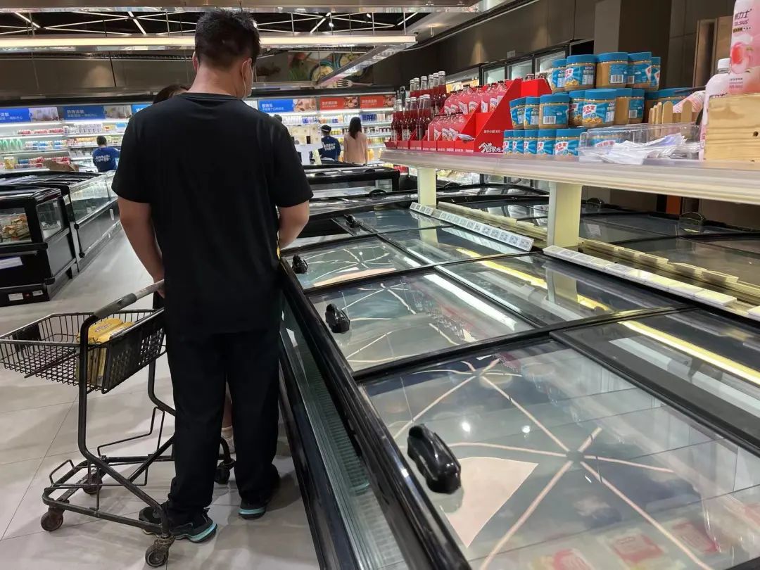 正在挑雪糕的消费者（马云飞/摄）