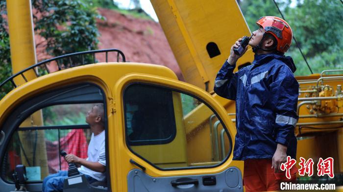 图为安全员时刻观察任务中安全情况. 李袁辉 摄