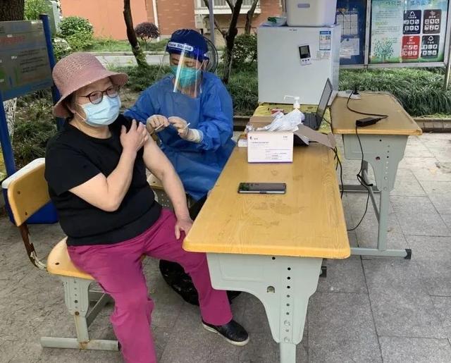 闵行这个镇为未接种疫苗的老年人提供“送苗上门”服务