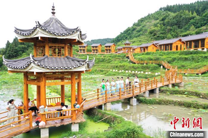 游客在从江县洛香镇荣新村四联寨赏花游玩. 吴德军 摄