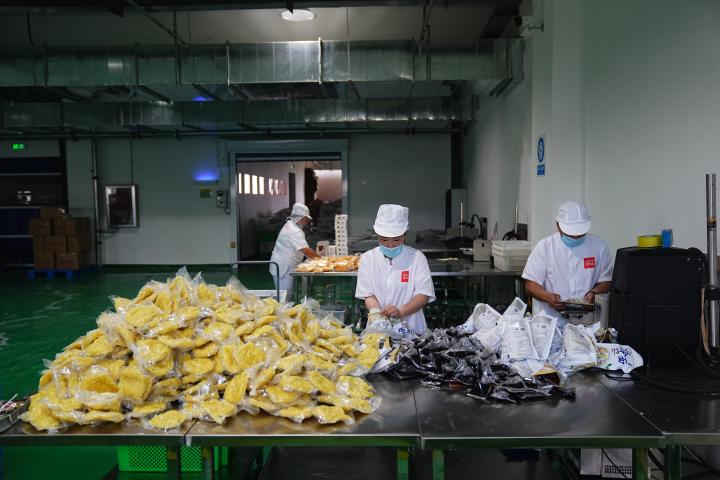 梅河口市电商产业园内，一家食品加工企业的生产车间。（新华社记者许畅 摄）