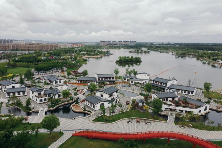 　梅河口市海龙湖公园航拍画面。（新华社记者许畅 摄）