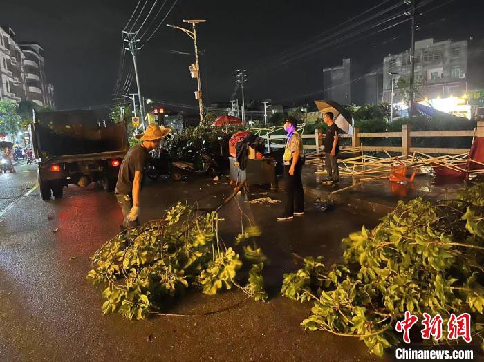 广州从化太平镇出现“龙卷风”  暂无发现人员伤亡休闲区蓝鸢梦想 - Www.slyday.coM
