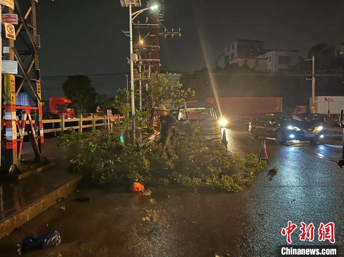 广州从化太平镇出现“龙卷风”  暂无发现人员伤亡休闲区蓝鸢梦想 - Www.slyday.coM