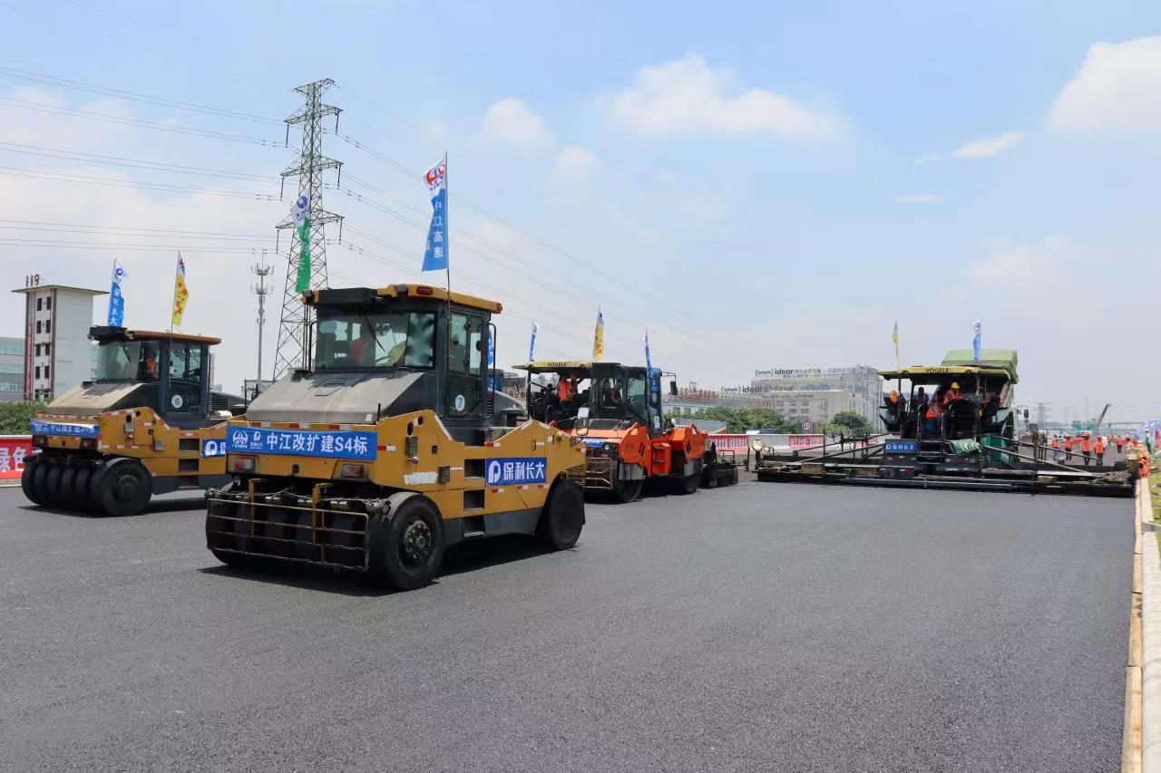 改扩建项目s4标沥青路面施工现场,伴随着沥青摊铺机和压路机轰鸣声