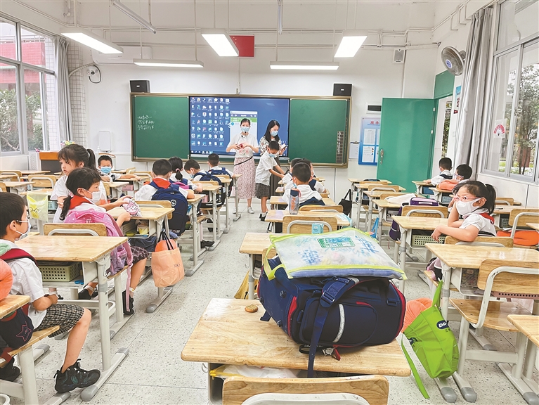 厚德小学巧用app化解雨天家长接送难题