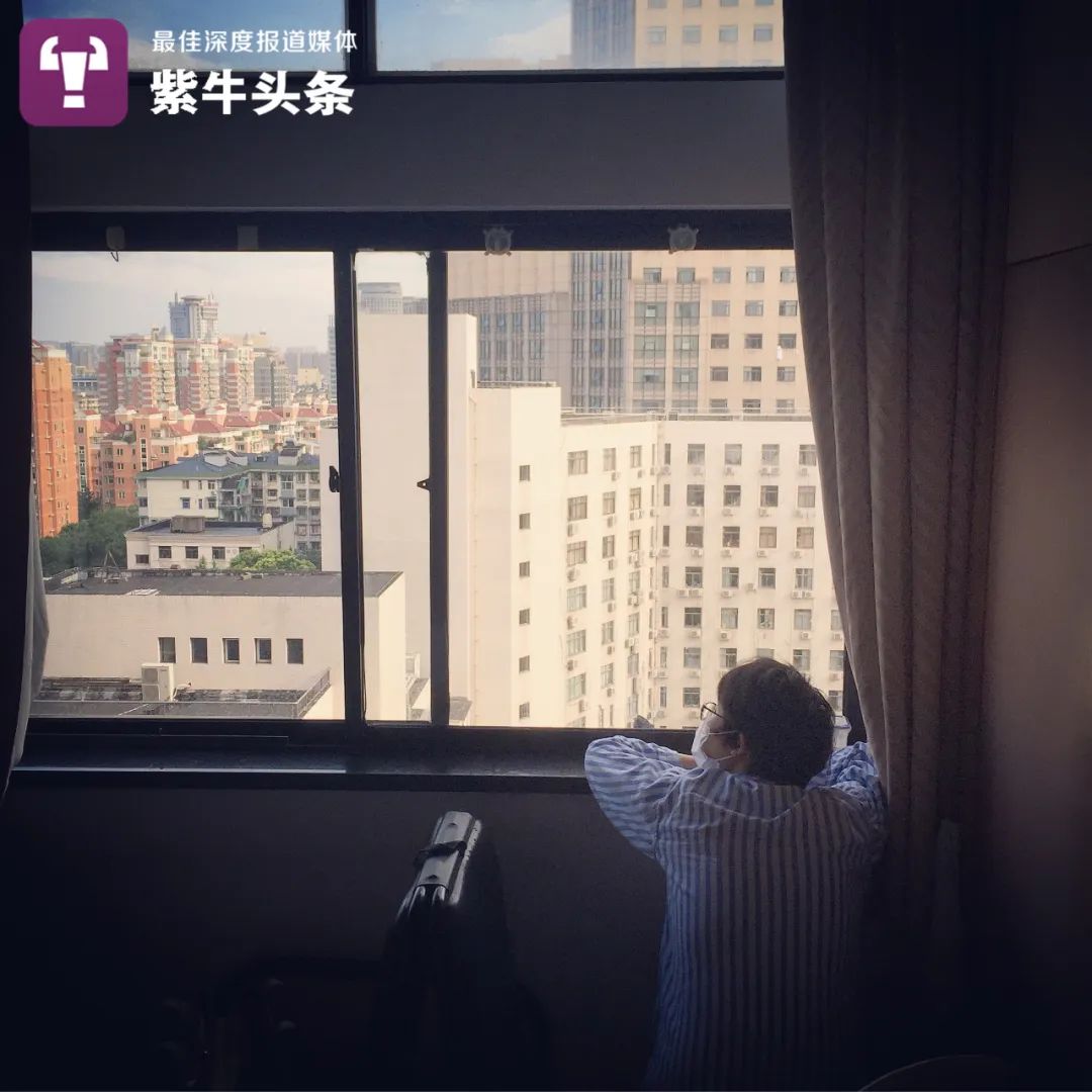 许康平拍摄的妻子望向窗外的照片