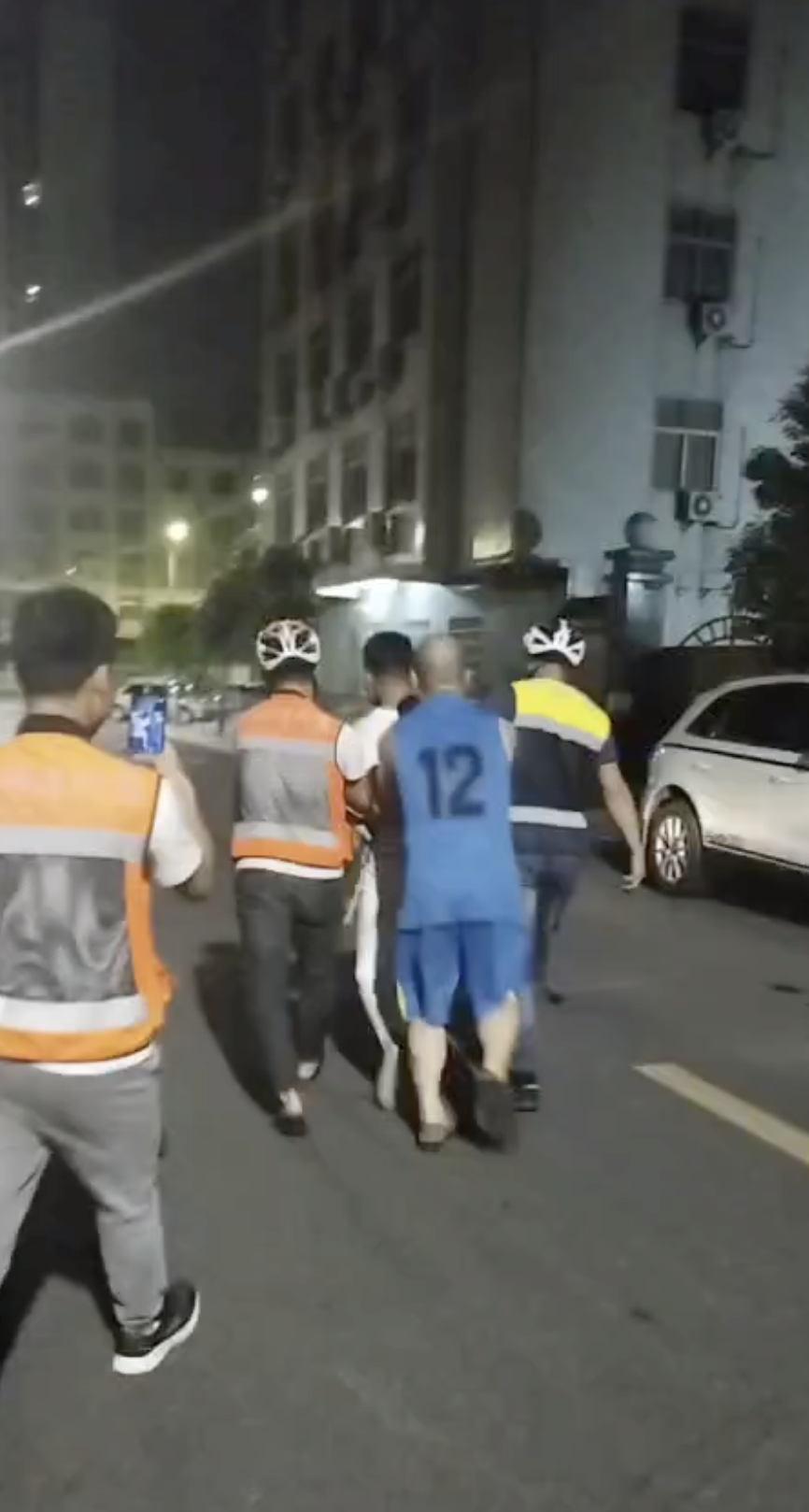 两代驾司机与路人合力制服持刀行凶者：虽然也后怕，但救人是本能休闲区蓝鸢梦想 - Www.slyday.coM