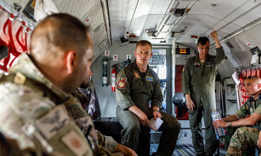葡萄牙空军特种部队演习运输机降落陌生机场接应情报人员回国