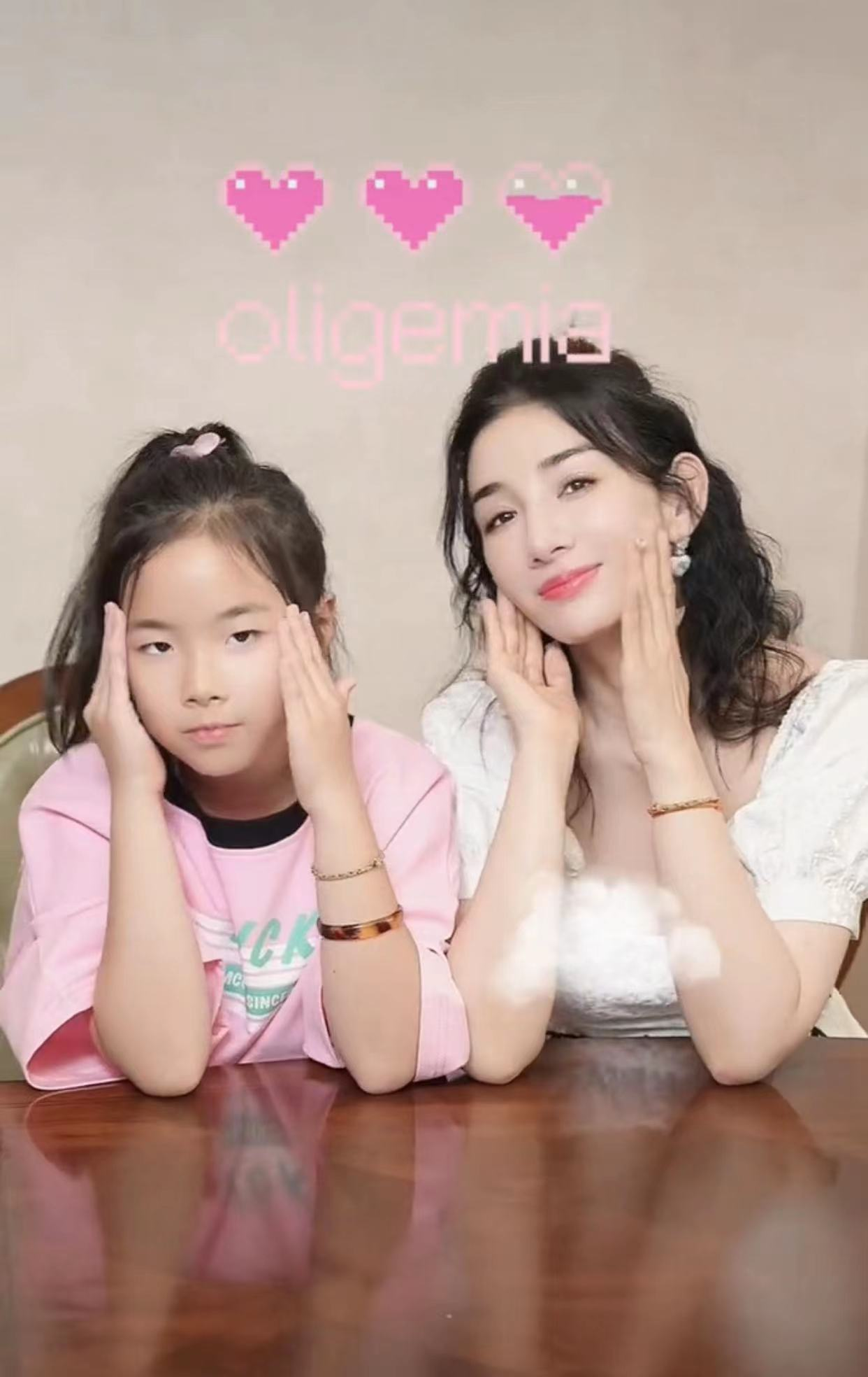 黄奕女儿唇形太像妈妈!