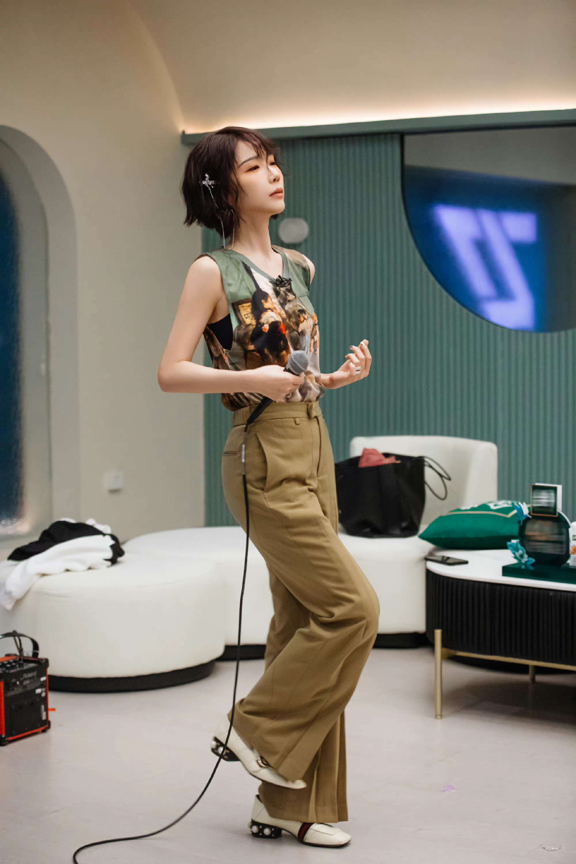 刘恋这也太会了女的看到她咬拨片的样子都感觉很sex