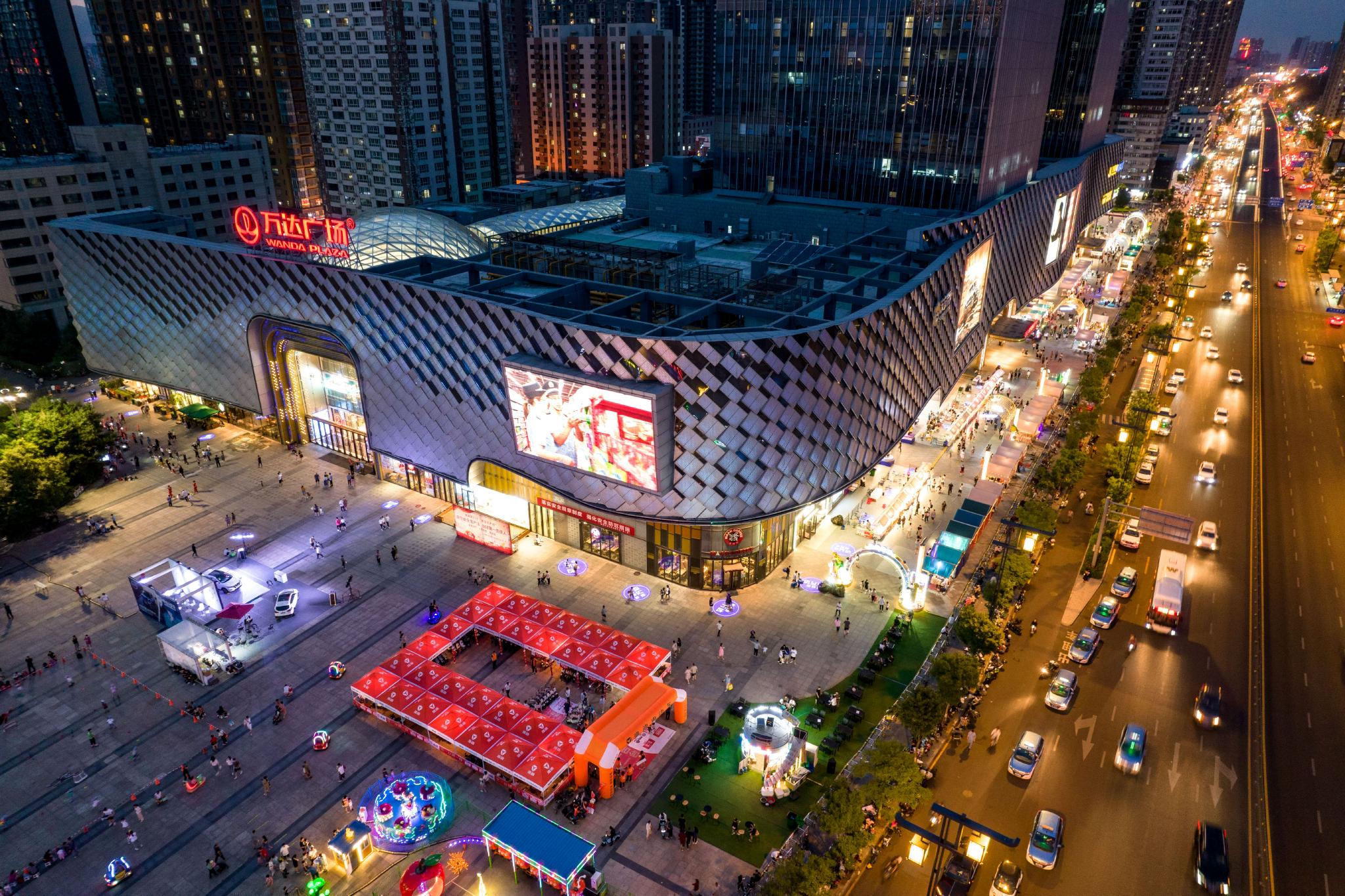 2022年6月17日晚,山西省太原市,万达广场商圈摆满了各种小吃,游乐